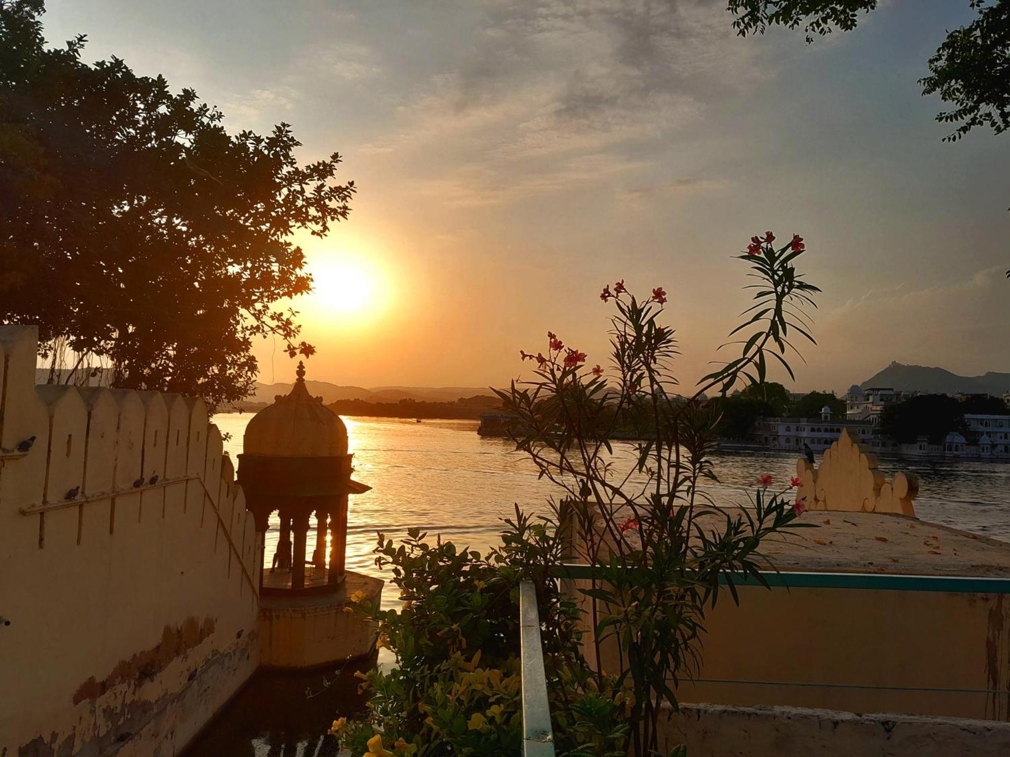 Paddy'S Loft The Lake View Hostel Udaipur Exterior photo
